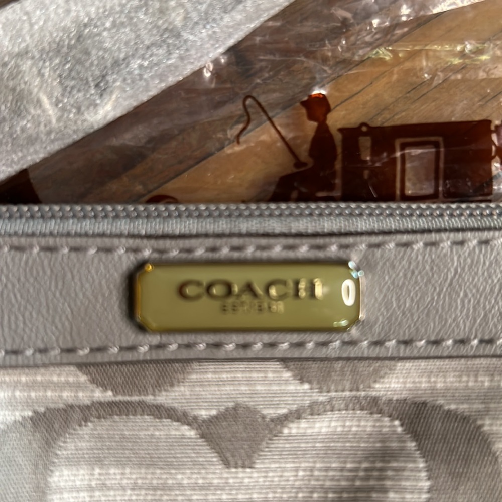 Coach signature medium wristlet BNWT - Picture 5 of 10